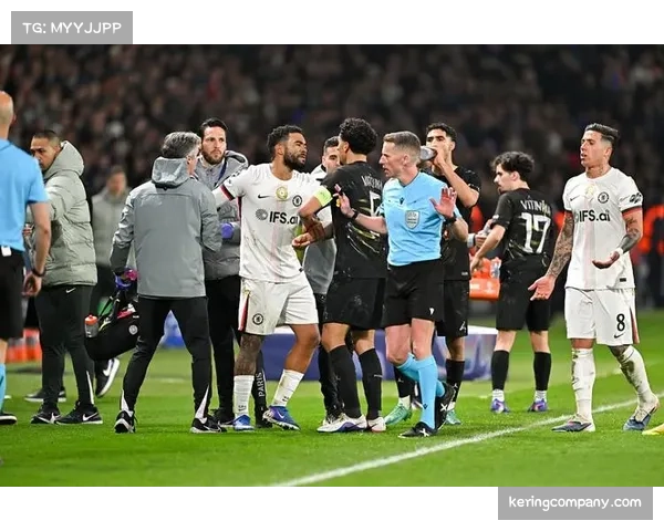 巴黎边中联动战术:登贝莱克瓦拉茨赫利亚内切结合杜埃后排插上制造威胁